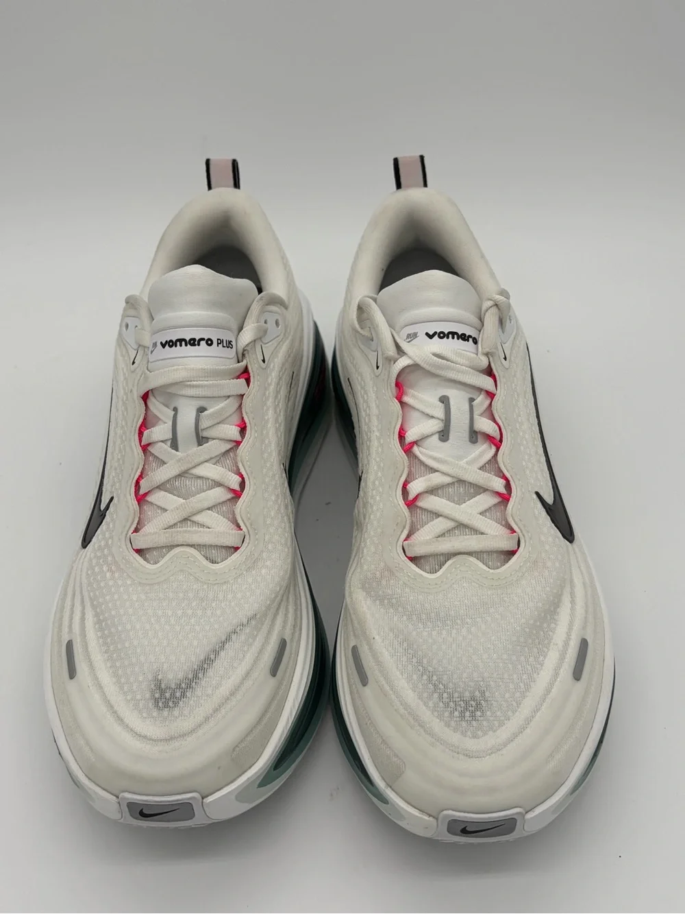 Nike Men’s Vomero Plus White Athletic Shoes with Green Midsole and Pink Accents